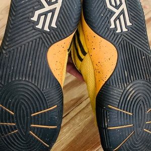 Youth NIKE Kyrie Irving basketball shoes (Size 3)